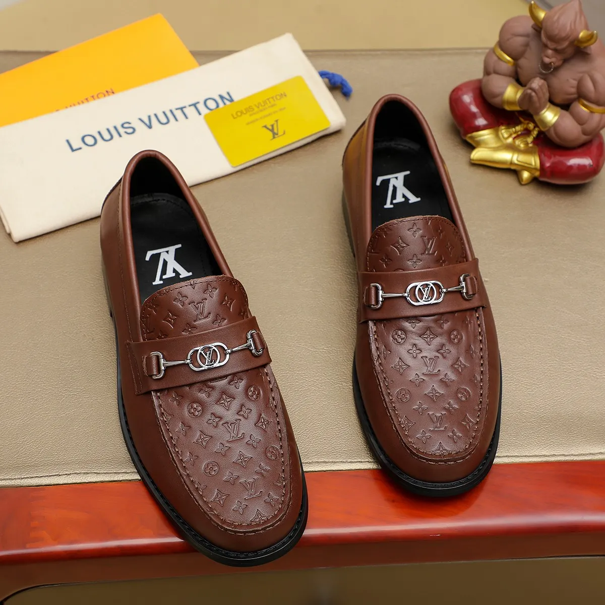 Men's shoes 460 💰 Louis Vuitton LV ® 🆕 model 🔛 full shoe counter, first layer cowhide, 🐂leather lining casual shoes for men, super soft outsole, a must-have for driving. Synchronized with the counter, original first layer cowhide, completely 1:1 mold customization 🌹 top version, color optional! Number: 38-44 (45.46 customized)